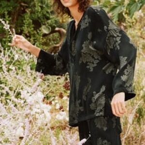 NWT - PRINTED BLOUSE - SUPER SOFT FABRIC - L